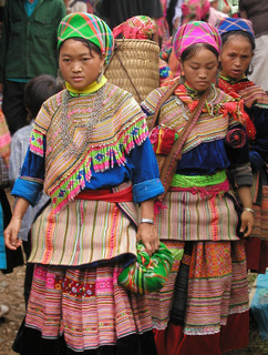 Hmong_women_at_Coc_Ly_market,_Sapa,_Vietnam.jpg
